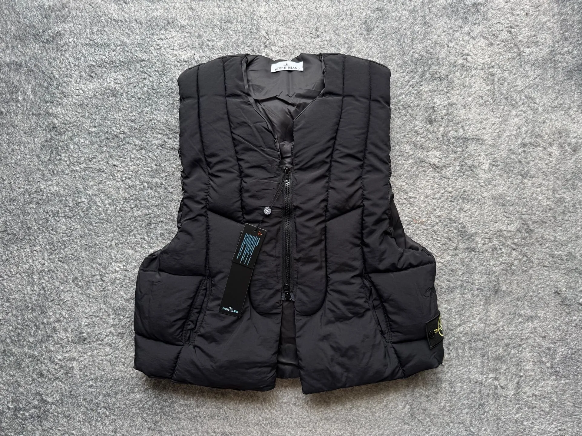 P280 Stone Island 25Fw Stone Island Linear Split Silhouette Cotton-Filled Deconstructed Waistcoat Jacket Stone Island's 2025 Grand Offering The outer layer is made of high-quality wrinkled nylon fabric, and the inner layer is filled with high-comfort and warm velvet cotton. The filling amount is very sufficient and the overall clothing is very full. The upper body silhouette and warmth are well guaranteed. The front and rear split line design is simple without losing details. The double zipper puller zipper increases practicality. The short design is very suitable for trendy matching in all seasons. It is very effective whether it is paired with a sweatshirt or a jacket. The basic black and chocolate brown meet the requirements of jumping in color and being versatile. It is a powerful tool for matching lazy suits when going out on the street. The classic emblem armband of Stone Island highlights the brand tension. It is first released on the entire network. Manufactured by a large factory. Complete with three-label accessories. Same style for men and women. Color: brown/black Size: m～xl